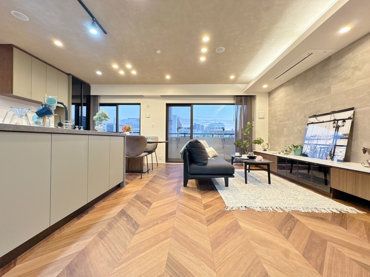 居間 居心地の良い空気感は、暮らしのステージを彩り、心からのやすらぎと満足感を与えてくれます。