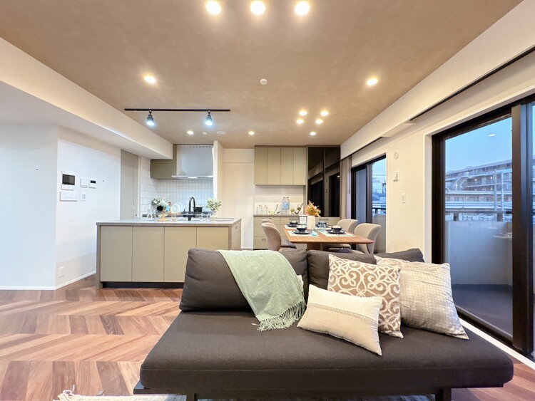 居間 飾り過ぎないシンプルな内装と偏り過ぎないデザインで統一しました。