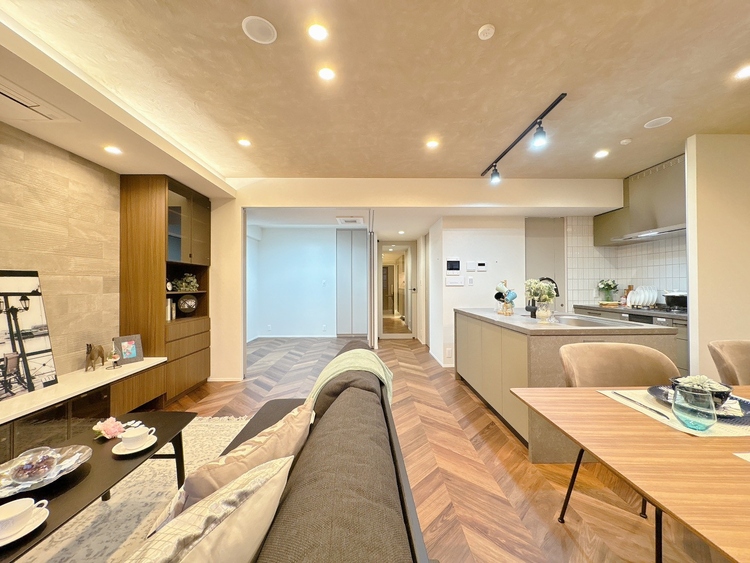 居間 快適に過ごす毎日を求めて、暮らしの中でご自身の「マイホーム」に創り上げてください。