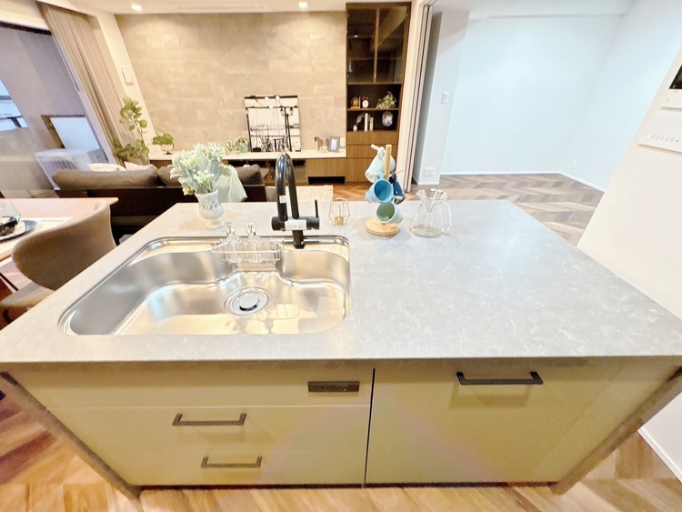 キッチン スマートな意匠と充実の機能を備えたキッチンが、暮らしにおいしい彩りを添えます。