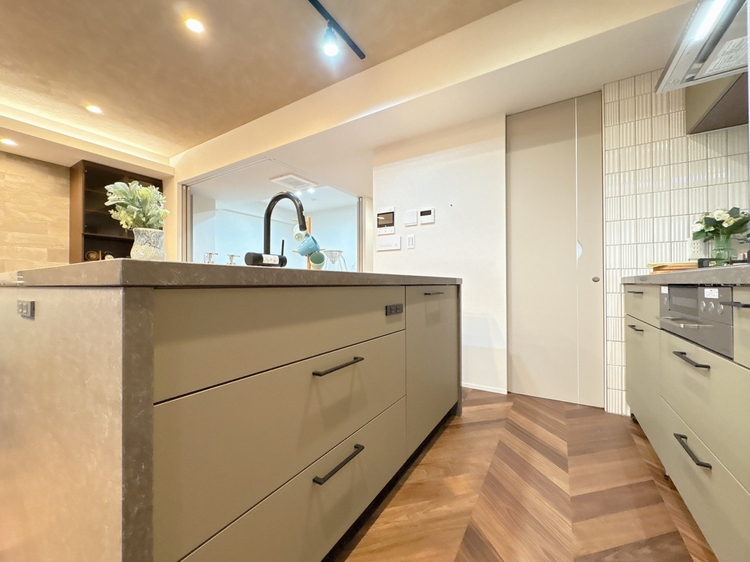 キッチン 洗練されたスタイリッシュなデザイン性と使いやすさを備えた仕様。