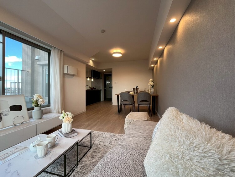 居間 忙しく過ぎゆく日常を置き去るほど、ゆったりした時間が流れるリビング。