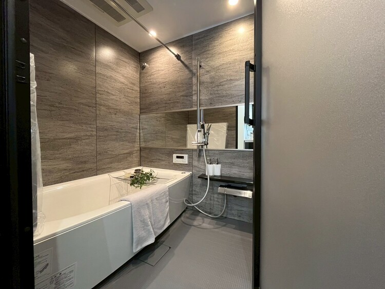 風呂 一日の疲れを癒すバスルームは、心地よいリラックスを叶える清潔感溢れる空間です。