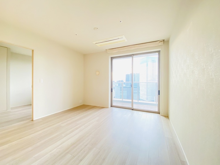 居間 忙しく過ぎゆく日常を置き去るほど、ゆったりした時間が流れるリビング。