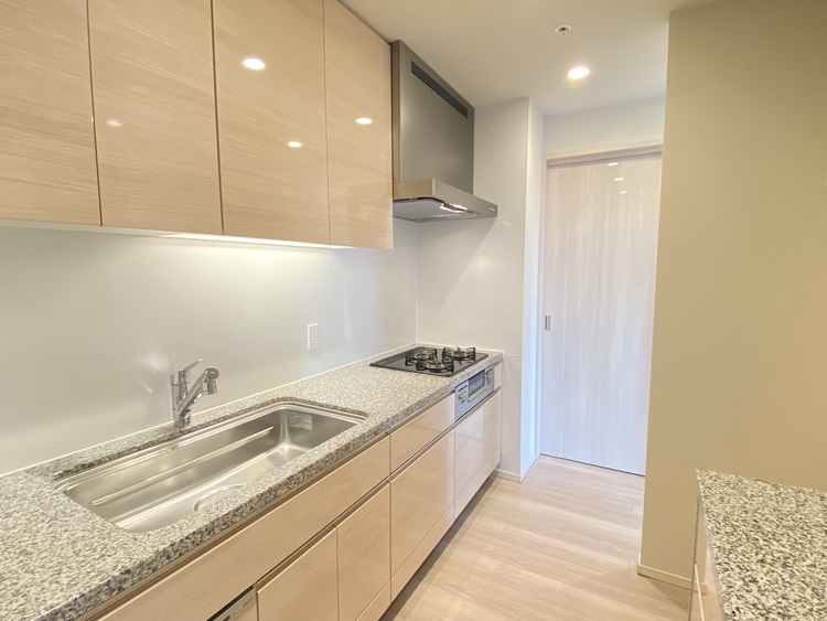 キッチン スマートな意匠と充実の機能を備えたキッチンが、暮らしにおいしい彩りを添えます。