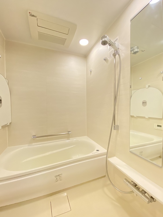 風呂 一日の疲れを癒すバスルームは、心地よいリラックスを叶える清潔感溢れる空間です。