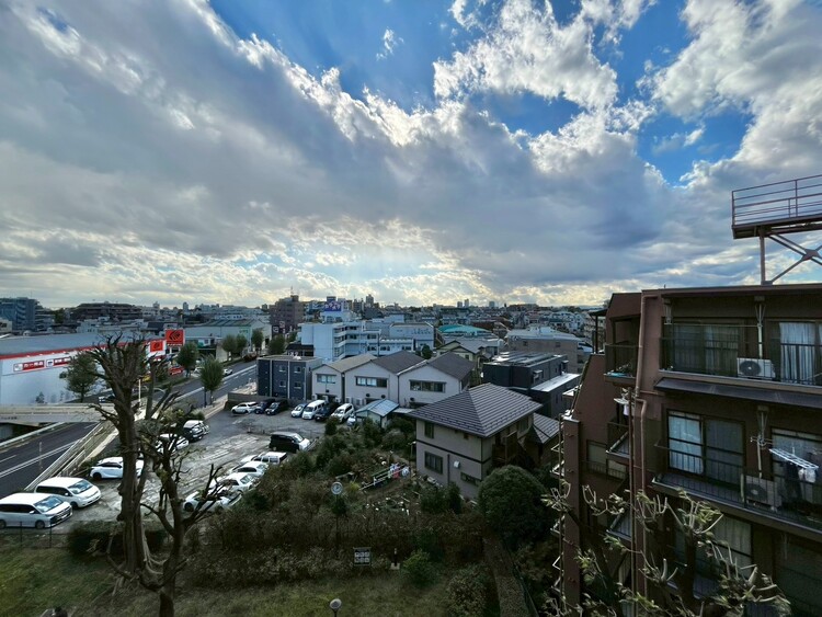 バルコニー 窓を開けると広がる青空。心をリフレッシュして日々を過ごしていきましょう。