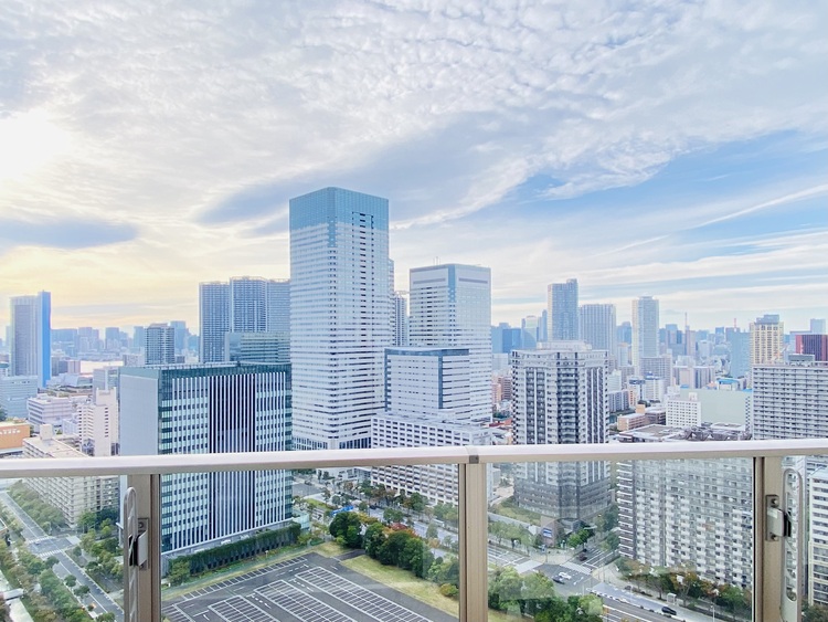 バルコニー 窓を開けると広がる青空。心をリフレッシュして日々を過ごしていきましょう。