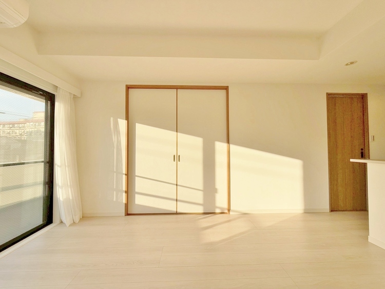 居間 快適に過ごす毎日を求めて、暮らしの中でご自身の「マイホーム」に創り上げてください。