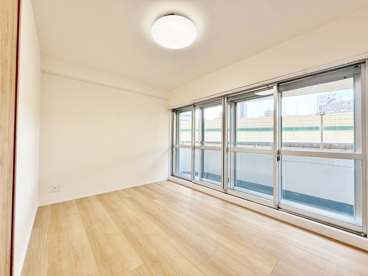 寝室 ベッドも十分に設置するスペースがあります。