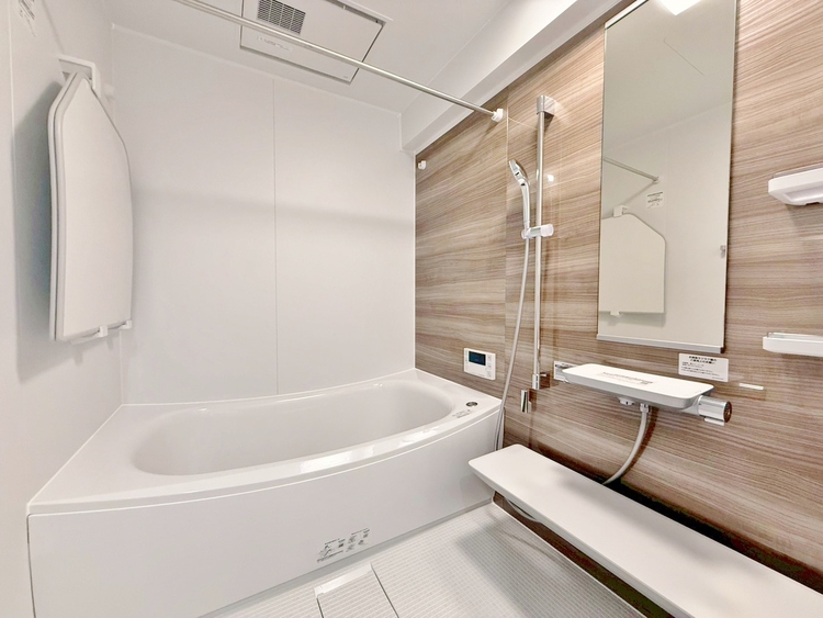 風呂 一日の疲れを癒すバスルームは、心地よいリラックスを叶える清潔感溢れる空間です。