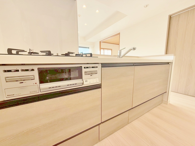 キッチン スマートな意匠と充実の機能を備えたキッチンが、暮らしにおいしい彩りを添えます。