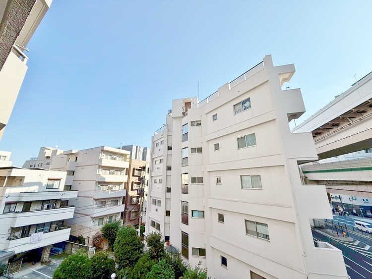 バルコニー 窓を開けると広がる青空。心をリフレッシュして日々を過ごしていきましょう。