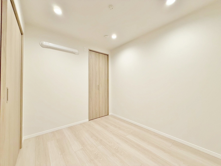 寝室 ベッドも十分に設置するスペースがあります。