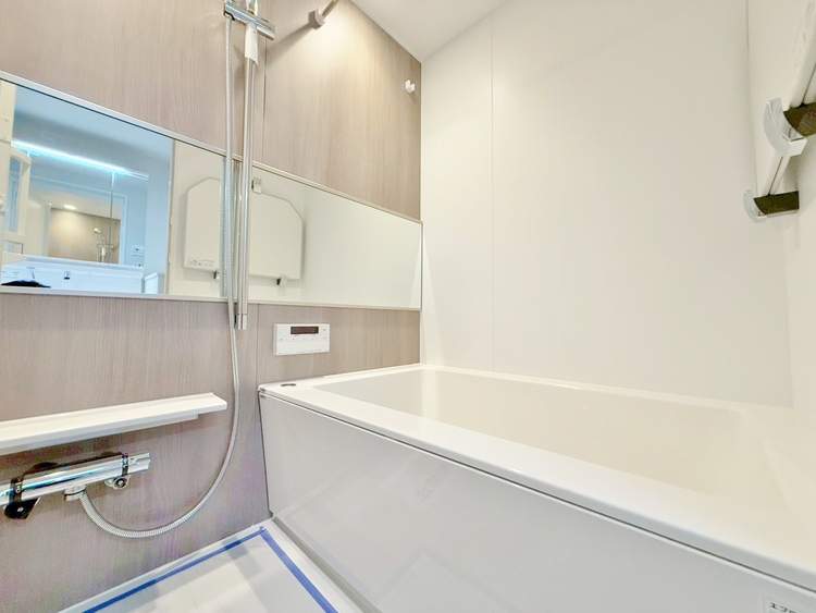 風呂 一日の疲れを癒すバスルームは、心地よいリラックスを叶える清潔感溢れる空間です。