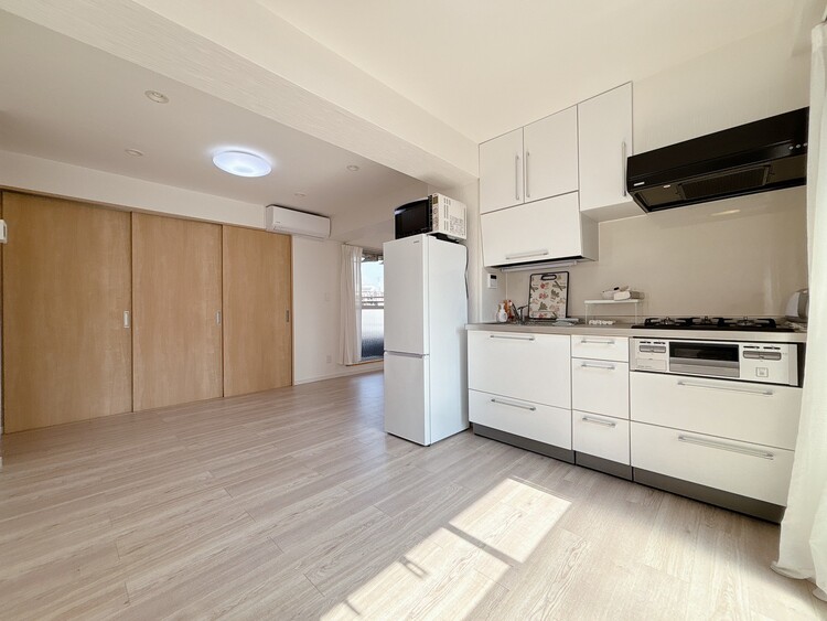 居間 飾り過ぎないシンプルな内装と偏り過ぎないデザインで統一しました。