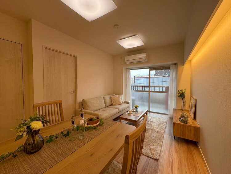 居間 忙しく過ぎゆく日常を置き去るほど、ゆったりした時間が流れるリビング。