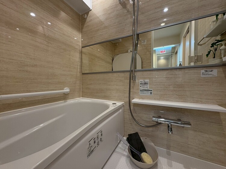 風呂 一日の疲れを癒すバスルームは、心地よいリラックスを叶える清潔感溢れる空間です。