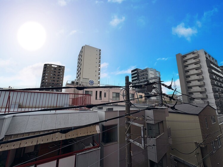 バルコニー 窓を開けると広がる青空。心をリフレッシュして日々を過ごしていきましょう。