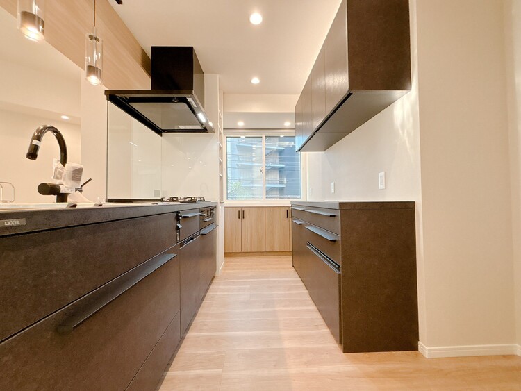 キッチン スマートな意匠と充実の機能を備えたキッチンが、暮らしにおいしい彩りを添えます。