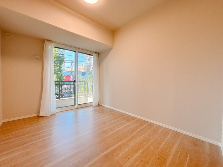 寝室 ベッドも十分に設置するスペースがあります。