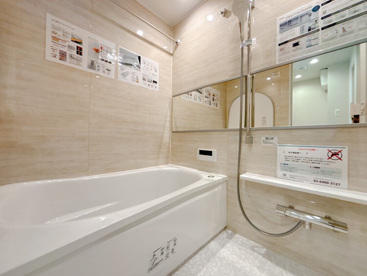風呂 一日の疲れを癒すバスルームは、心地よいリラックスを叶える清潔感溢れる空間です。
