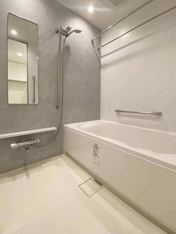 風呂 一日の疲れを癒すバスルームは、心地よいリラックスを叶える清潔感溢れる空間です。