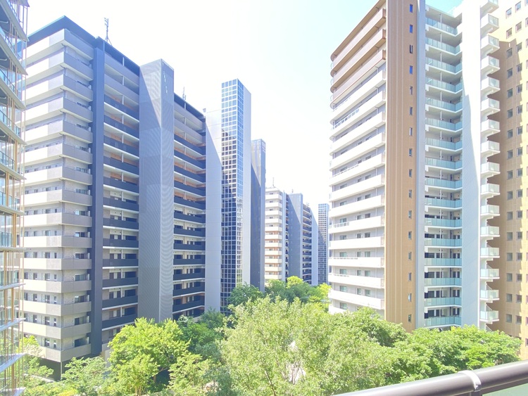 バルコニー 窓を開けると広がる青空。心をリフレッシュして日々を過ごしていきましょう。