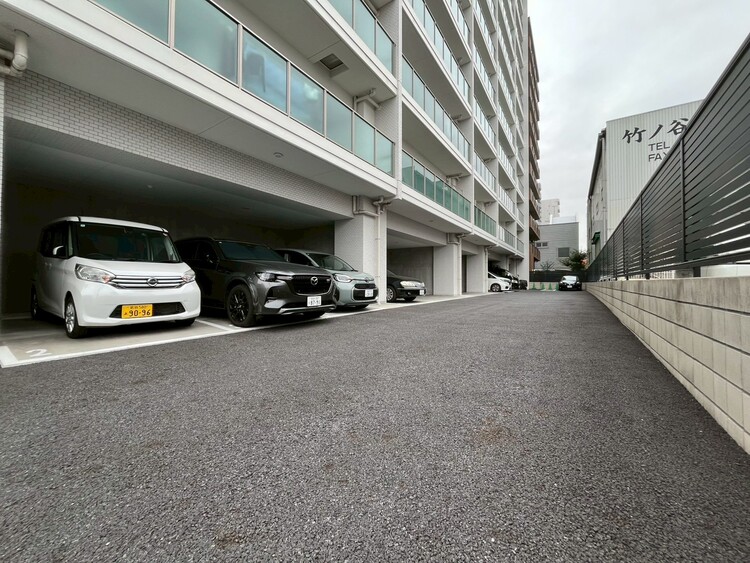 駐車場 本物件の駐車スペースです。車種制限のある場合もございますので、お気軽にお問い合わせくださいませ。