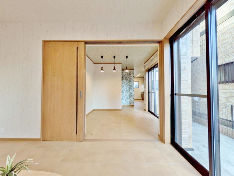 居間 居心地の良い空気感は、暮らしのステージを彩り、心からのやすらぎと満足感を与えてくれます。