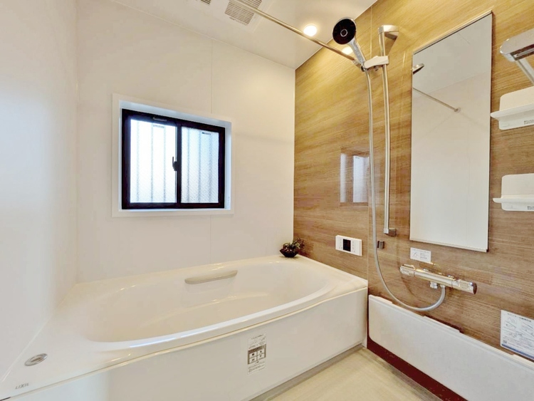 風呂 一日の疲れを癒すバスルームは、心地よいリラックスを叶える清潔感溢れる空間です。