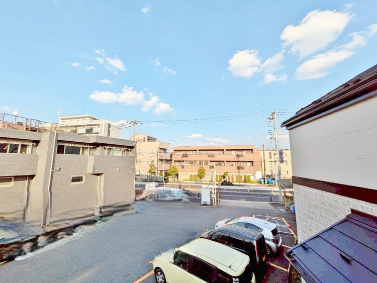 バルコニー 窓を開けると広がる青空。心をリフレッシュして日々を過ごしていきましょう。