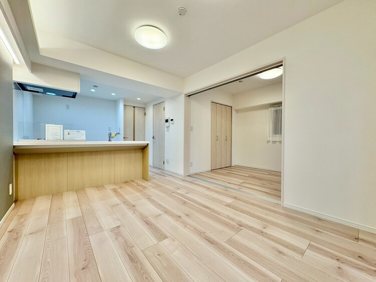 居間 忙しく過ぎゆく日常を置き去るほど、ゆったりした時間が流れるリビング。