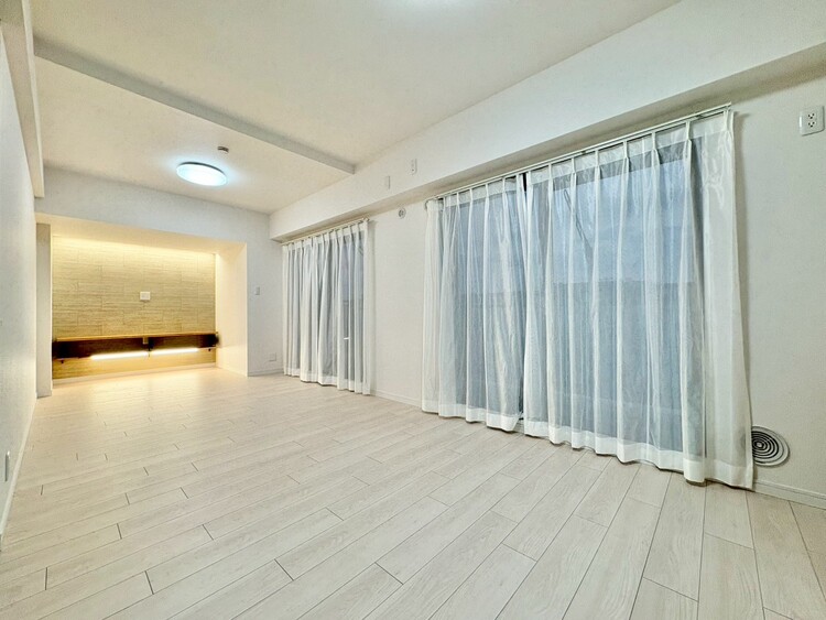 居間 忙しく過ぎゆく日常を置き去るほど、ゆったりした時間が流れるリビング。