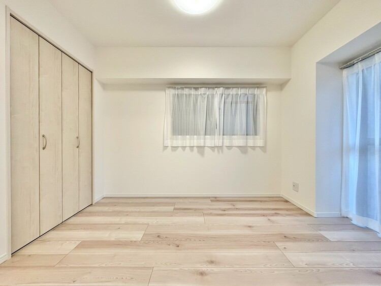 寝室 ベッドも十分に設置するスペースがあります。