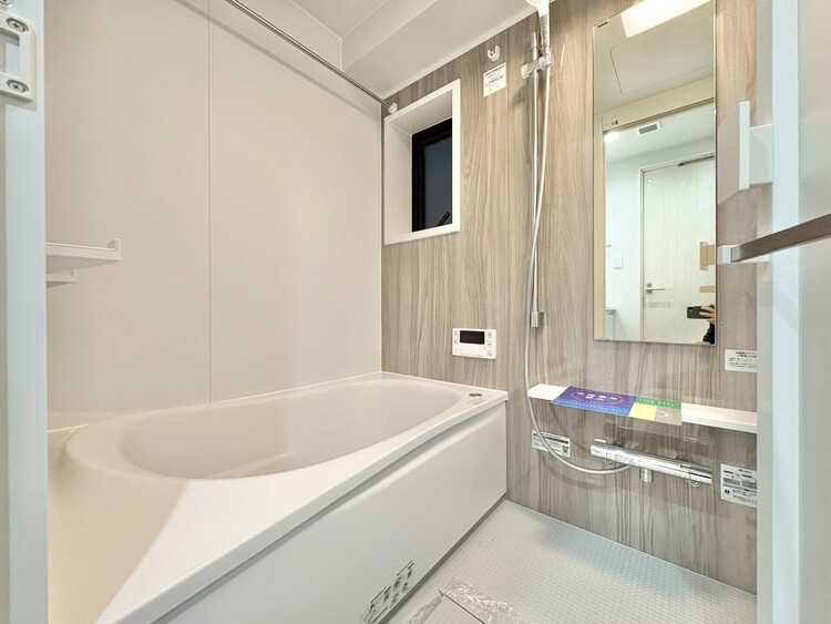 風呂 一日の疲れを癒すバスルームは、心地よいリラックスを叶える清潔感溢れる空間です。