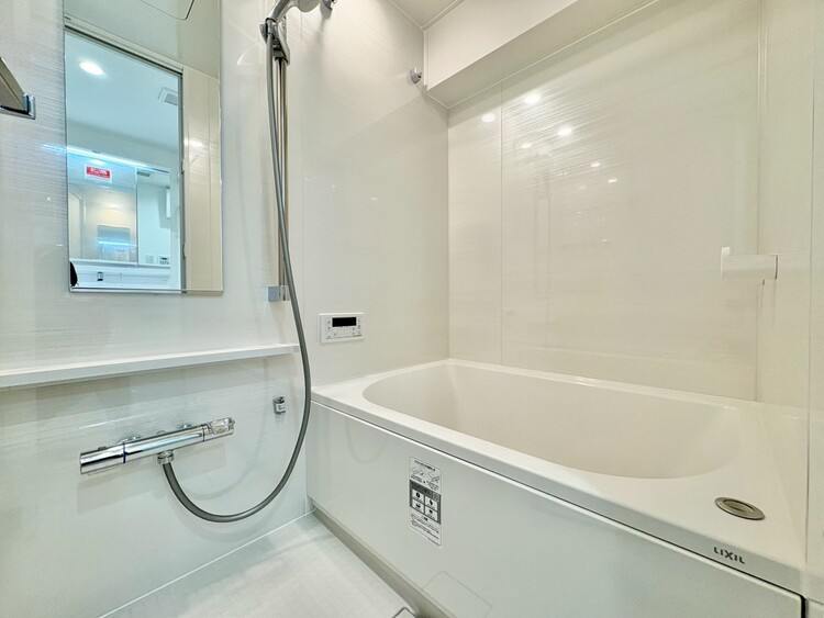 風呂 一日の疲れを癒すバスルームは、心地よいリラックスを叶える清潔感溢れる空間です。