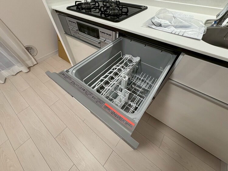 設備 家事の時短に役立つ食洗機。省スペースのビルトインタイプを採用致しました。
