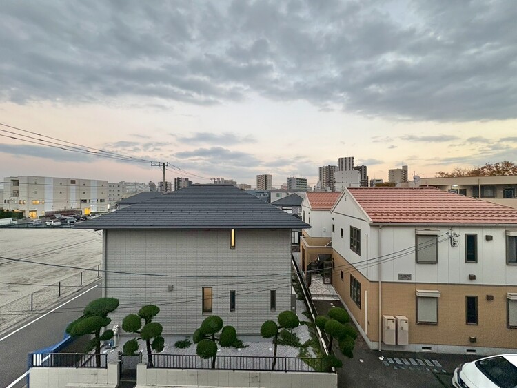 バルコニー 窓を開けると広がる青空。心をリフレッシュして日々を過ごしていきましょう。