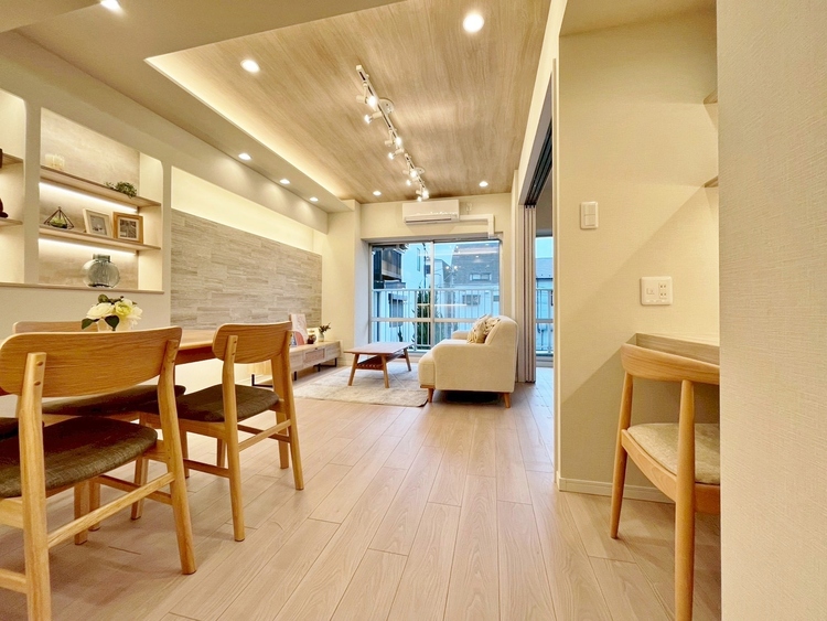 居間 忙しく過ぎゆく日常を置き去るほど、ゆったりした時間が流れるリビング。