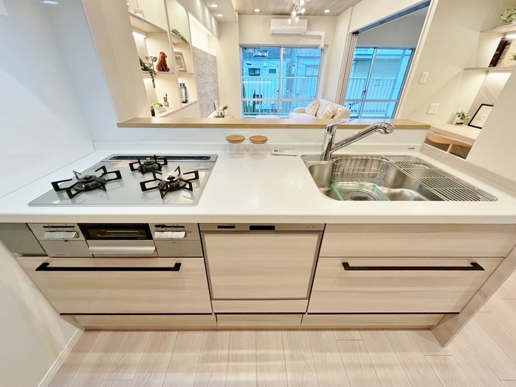 キッチン スマートな意匠と充実の機能を備えたキッチンが、暮らしにおいしい彩りを添えます。