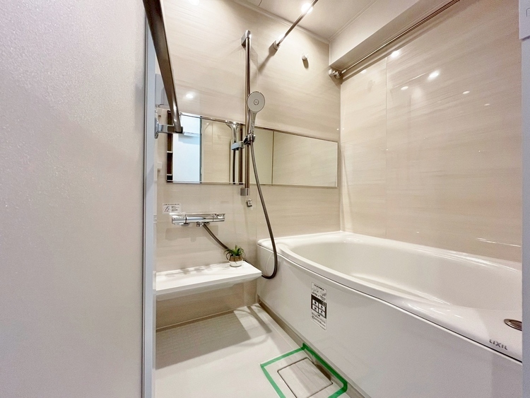 風呂 一日の疲れを癒すバスルームは、心地よいリラックスを叶える清潔感溢れる空間です。