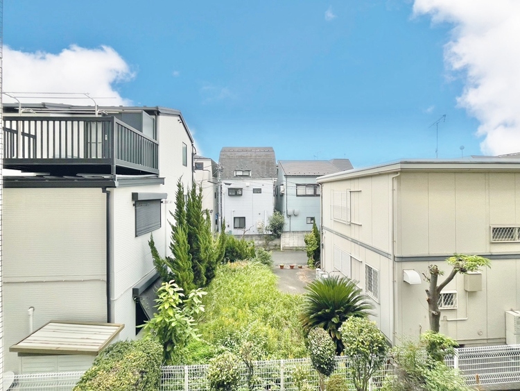 バルコニー 窓を開けると広がる青空。心をリフレッシュして日々を過ごしていきましょう。