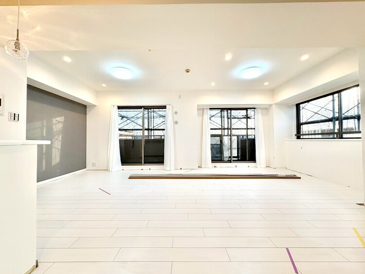 居間 忙しく過ぎゆく日常を置き去るほど、ゆったりした時間が流れるリビング。