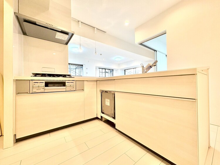 キッチン スマートな意匠と充実の機能を備えたキッチンが、暮らしにおいしい彩りを添えます。