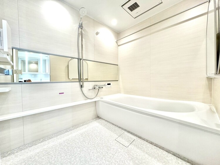 風呂 一日の疲れを癒すバスルームは、心地よいリラックスを叶える清潔感溢れる空間です。