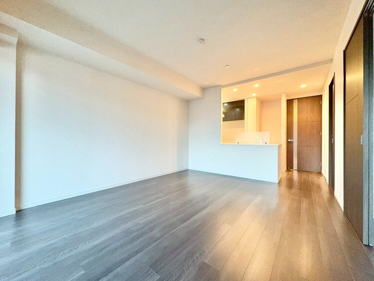 居間 忙しく過ぎゆく日常を置き去るほど、ゆったりした時間が流れるリビング。