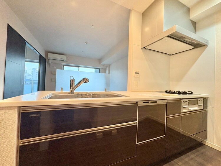 キッチン スマートな意匠と充実の機能を備えたキッチンが、暮らしにおいしい彩りを添えます。