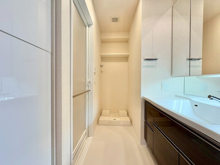 洗面 清潔感と心地よさを重視した、上質感漂うパウダールーム。