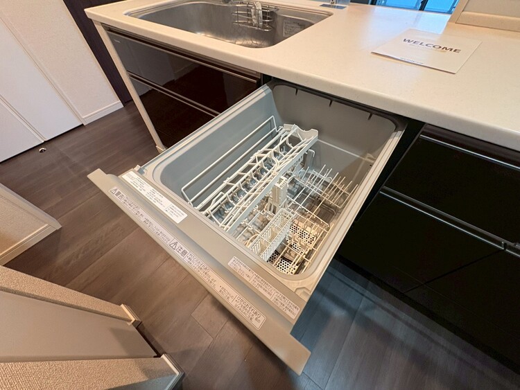 設備 家事の時短に役立つ食洗機。省スペースのビルトインタイプを採用致しました。